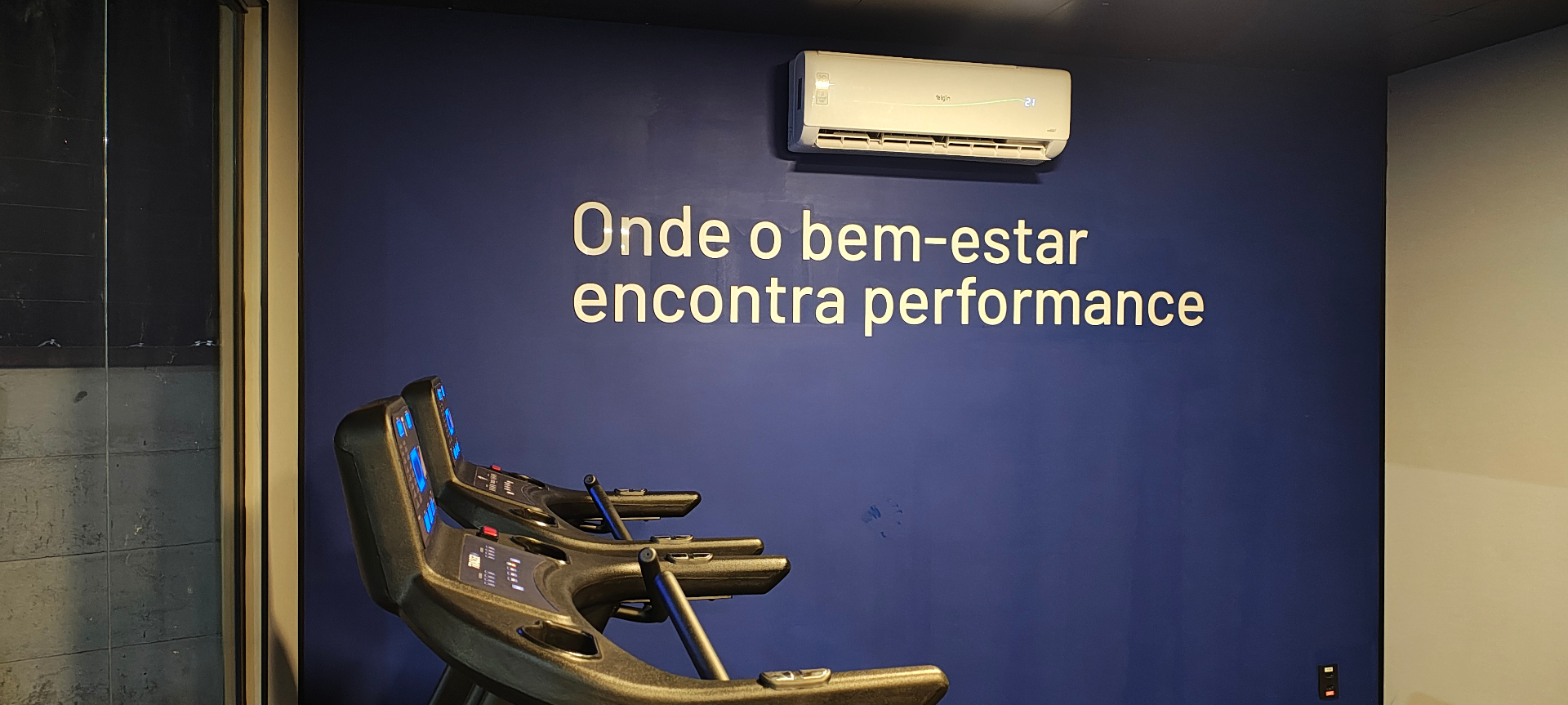 Ambiente interno com aplicação da identidade visual Blue Kangaroo